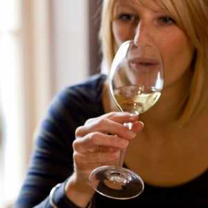 woman-drinking-wine