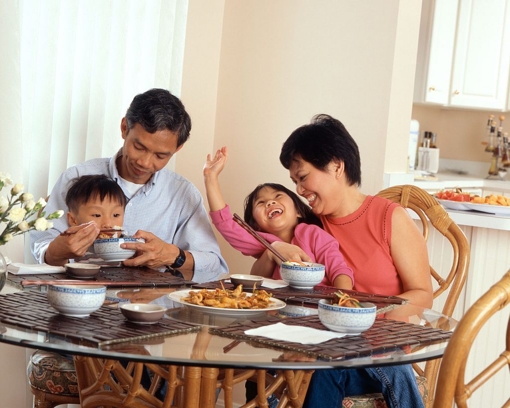 1280px-Family_eating_a_meal_(2)